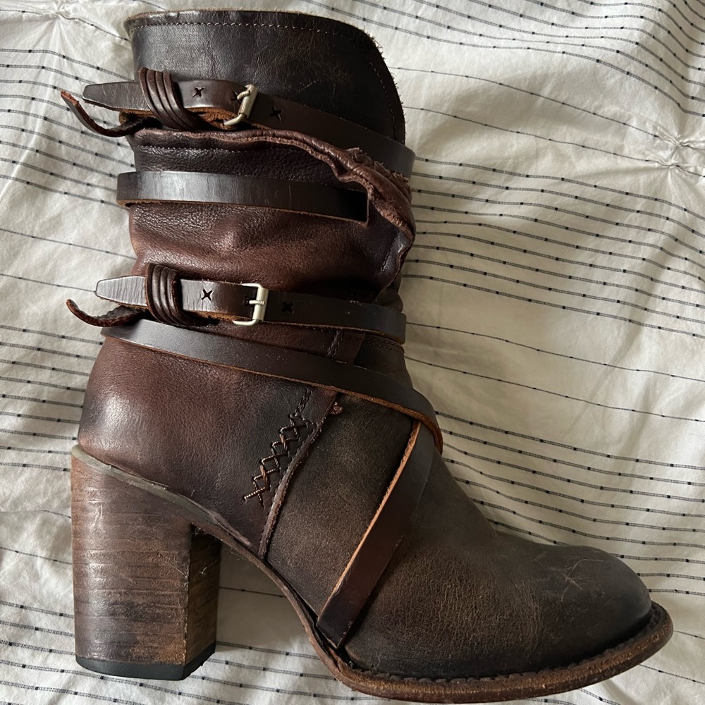 Freebies by Steven Baker Boots in Olive Multi. Size 9